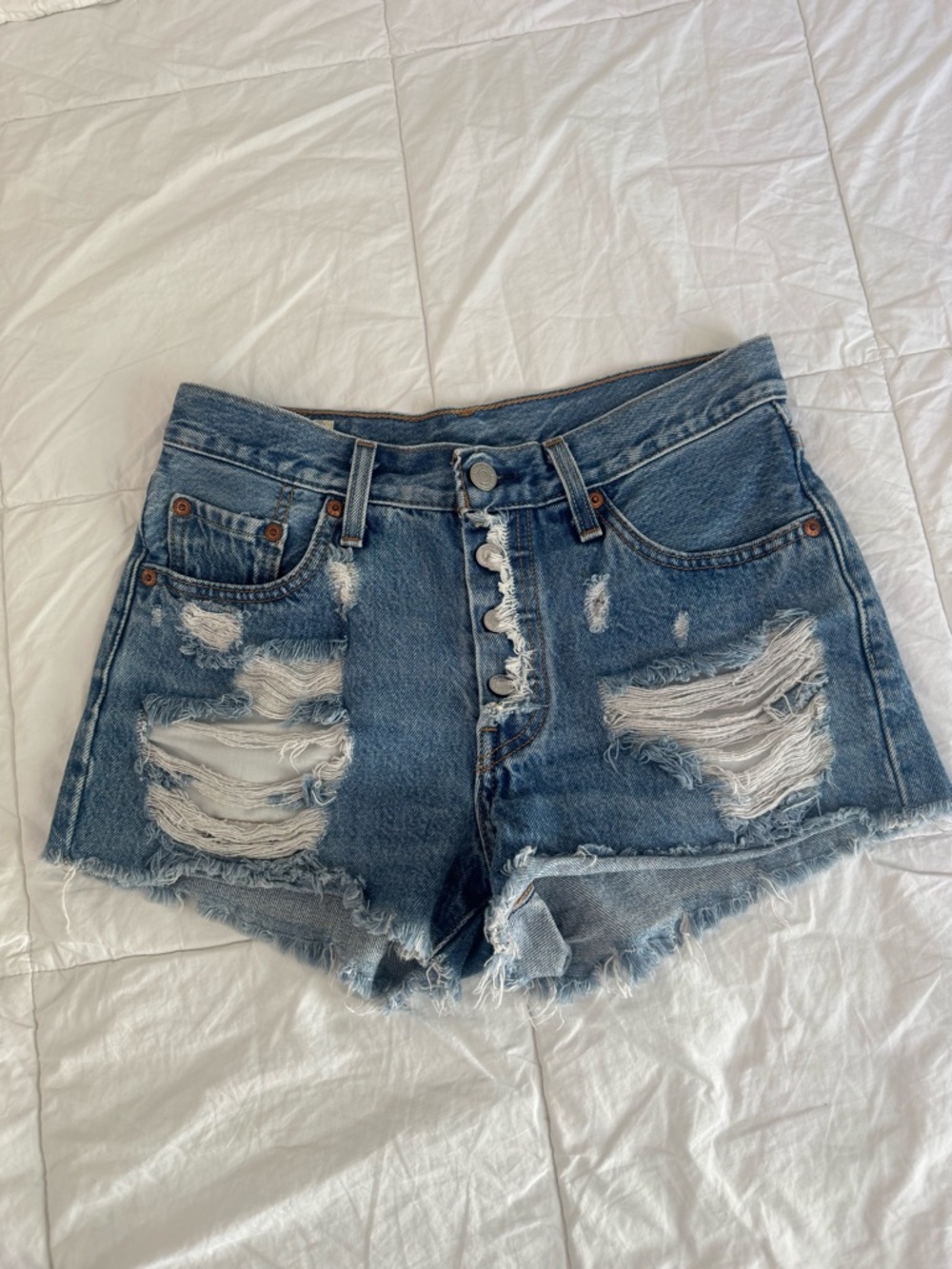 High-Rise Levi’s shorts distressed